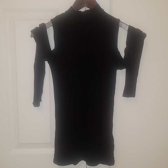 Ribbed black cold shoulder top from H&M🖤 - Picture 1 of 4